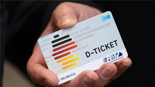 Das Ticket ermöglicht bundesweite Fahrten in Bussen und Bahnen des ÖPNV für 49 Euro pro Monat.