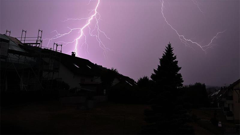 Das Tief, das die Unwettergefahr brachte, zieht am Samstag weiter. 