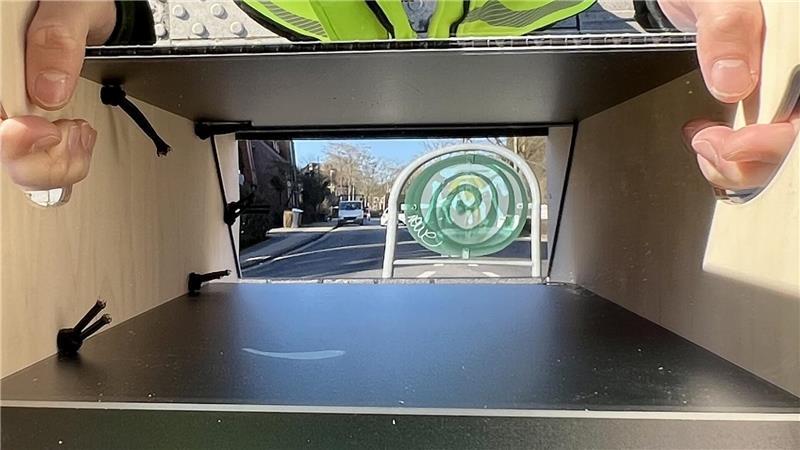 Das Tiefsehrohr verdeutlicht es: Der Blickwinkel eine Kindes ist deutlich eingeschränkter, obendrein versperrt ein Straßenschild die Sicht.