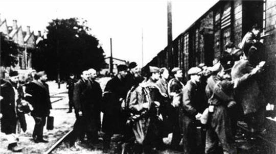 Das Titelblatt des Ausstellungskatalogs: „Das Ende und der Anfang. Warschauer Aufständische in deutscher Gefangenschaft“.