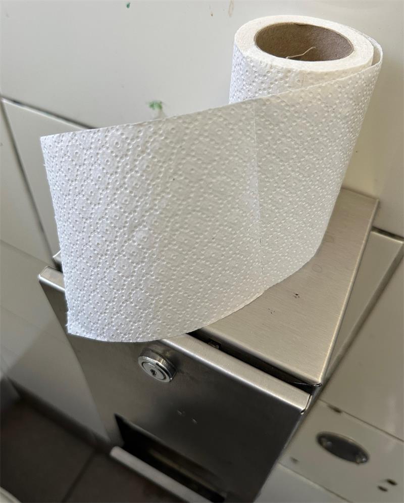 Von der Rolle: Klopapier-Check im Kreis Stade Das Toilettenpapier gleicht dem im historischen Rathaus. Am Platz am Sande steht es allerdings lose auf der Vorrichtung in einem wenig einladendem Ambiente.