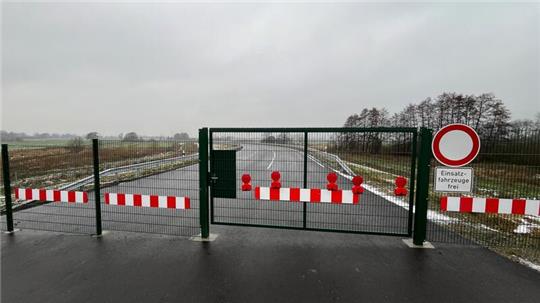 Das Tor vor der Anschlussstelle Buxtehude-Mitte darf nur für Blaulicht-Einsätze geöffnet werden. Für den Normal-Bürger liegt die Nutzung noch in weiter Ferne.