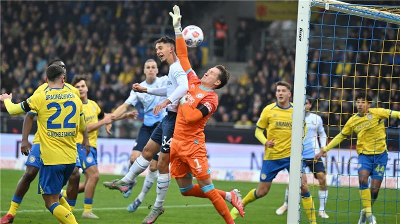 Das Tor zum 0:1: Bochums Cajetan Lenz ist eher am Ball als Braunschweigs Torwart Ron-Thorben Hoffmann.