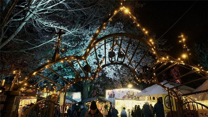 Bernd Reimers hört auf: Christkindmarkt Himmelpforten soll ein Renner bleiben Das Tor zum beleuchteten Park rund um die Villa von Issendorff und zum Christkindmarkt. Nach Schätzungen besuchten in diesem Jahr noch einmal mehr Menschen den zehn Tage dauernden Christkindmarkt.