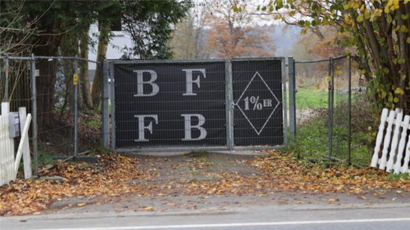 Das Tor zur Auffahrt auf das Gelände war mit einem Banner verhängt. "BF, FB" steht für "Bandidos forever, forever Bandidos" (Bandidos für immer, für immer Bandidos). Und mit "1%er" bezeichnen sich häufig Rocker, die nach ihren eigenen Gesetzen leben.