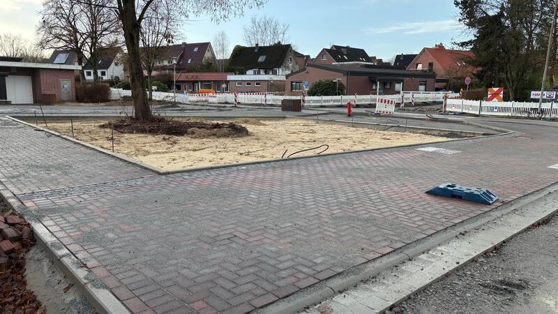 Das Tor zur Steinfeldsiedlung nimmt Gestalt an. Links ist ein Gebäude des Freibads zu erkennen.