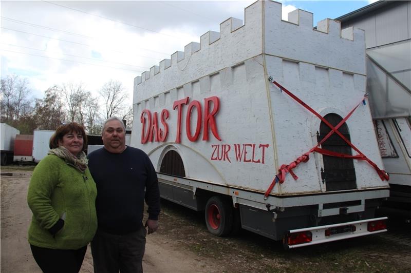 Das „Tor zur Welt“ ist für Sonja und Pierre Stey seit über einem Jahr verschlossen: Ihre große Schankburg in Form des Hamburger Wappens, mit der sie die Feste im Norden bereisen, steht jetzt in Teile zerlegt auf dem Grundstück der Schaustel