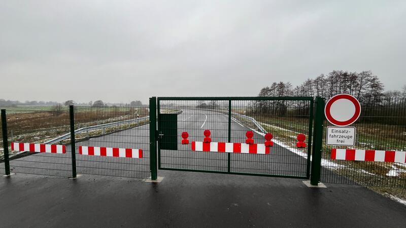 Das Tor zur fertigen Autobahn-Anschlussstelle bleibt auch nach dem neuen Urteil geschlossen.