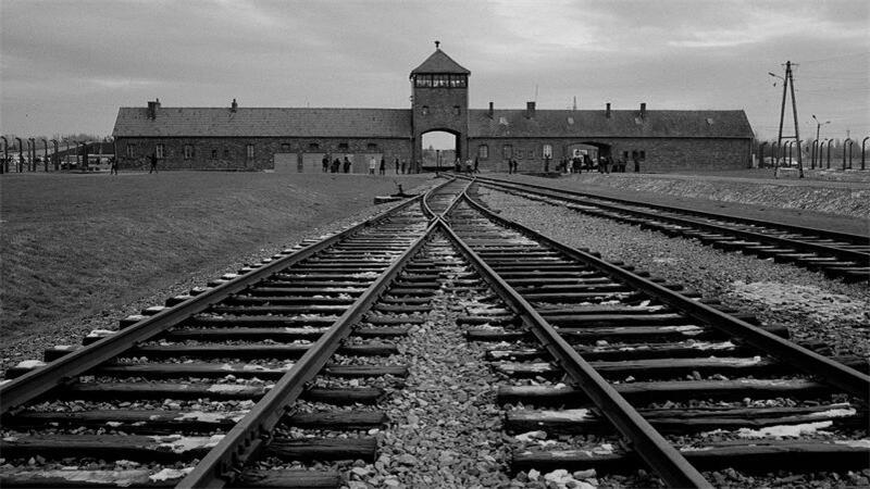 95-Jährige Haverbeck wegen Holocaust-Leugnung wieder vor Gericht Das Torhaus des ehemaligen Vernichtungslagers Auschwitz-Birkenau.