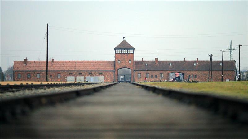 Das Torhaus des früheren Vernichtungslagers „Auschwitz-Birkenau“ (Archivbild)