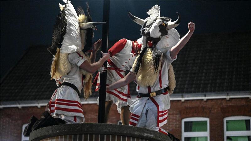 Friedliches Klaasohm-Fest auf Borkum ohne Kuhhorn-Schlagen Das Traditionsfest Klaasohm auf Borkum endet mit dem Sprung der Klaasohms in die Menschenmenge von einer Säule im Zentrum des Orts.