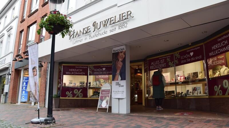 Altstadt in Buxtehude: Zwei angestammte Geschäfte schließen Das Traditionsgeschäft Hanse Juwelier Luttmer in der Fußgängerzone in Buxtehude.