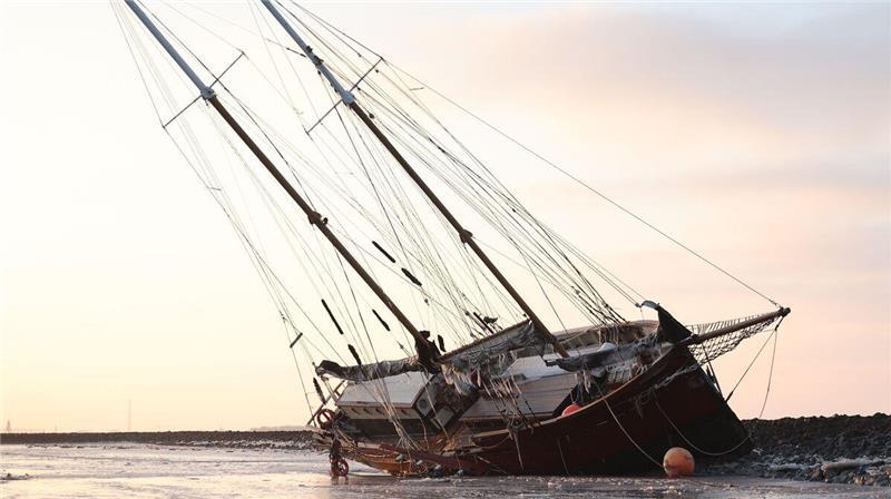 Das Traditionsschiff „Ethel von Brixham“ liegt seit einer Woche am Leitdamm vor Cuxhaven. Foto: Larschow