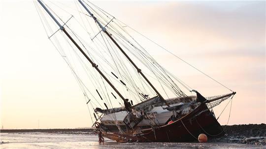 Das Traditionsschiff „Ethel von Brixham“ liegt seit einer Woche am Leitdamm vor Cuxhaven. Foto: Larschow