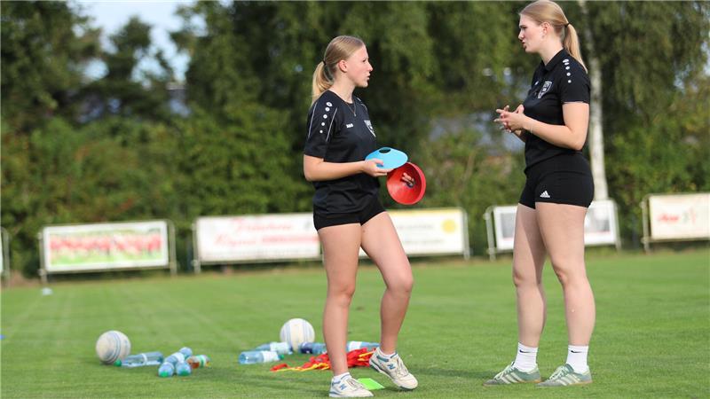 Das Trainerinnengespann Nele Müller (links) und Jella Zabel bespricht das Programm.
