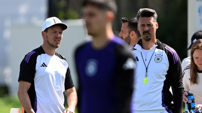 Gruppensieg als Signal: Was heißt das für die Titelchance? Das Trainerteam um Julian Nagelsmann (l) und Sandro Wagner will den Gruppensieg - dafür muss nun mindestens ein Unentschieden her.