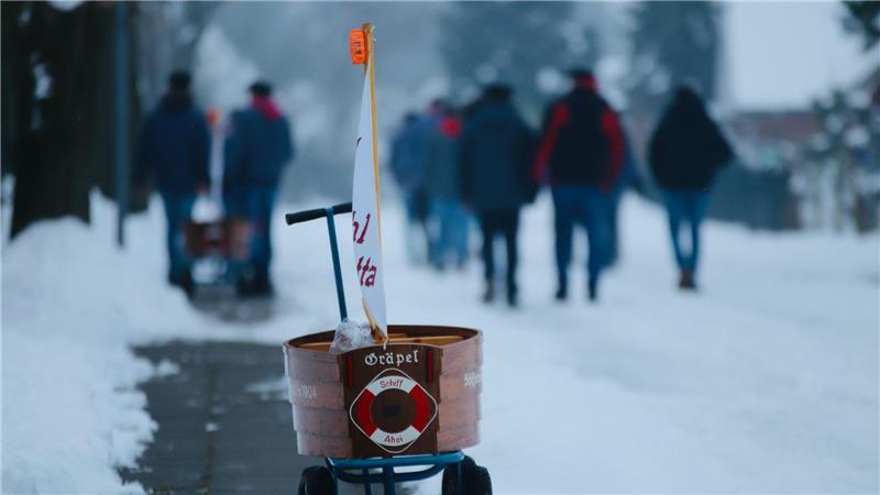 Tradition gerettet: Schipperball bleibt mit Kohl und Köm in Gräpel Das Transportmittel zum Schipperball: Der Bollerwagen in Seglerform wird später mit Grünkohldosen und -gläsern schwer beladen sein.