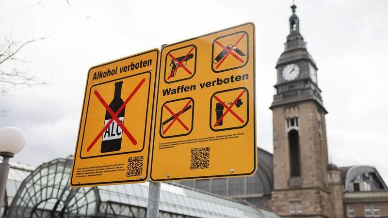 Das Trinken von Alkohol ist jetzt nicht nur am Hamburger Hauptbahnhof, sondern auch in weiten Teilen des Stadtteils St. Georg verboten. (Archivbild)