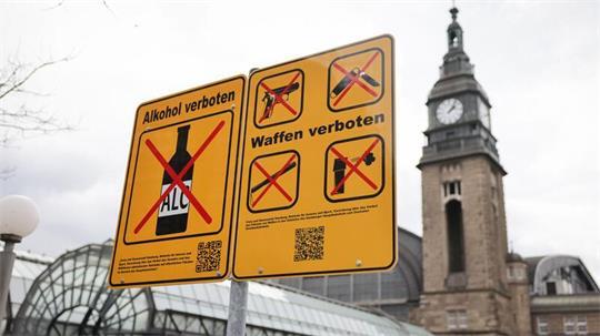 Das Trinken von Alkohol ist jetzt nicht nur am Hamburger Hauptbahnhof, sondern auch in weiten Teilen des Stadtteils St. Georg verboten. (Archivbild)