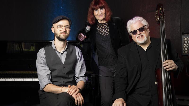 Das Trio Blue Terrace mit Haide Manns, Thomas Rettberg am Piano und Mathias Dittner.