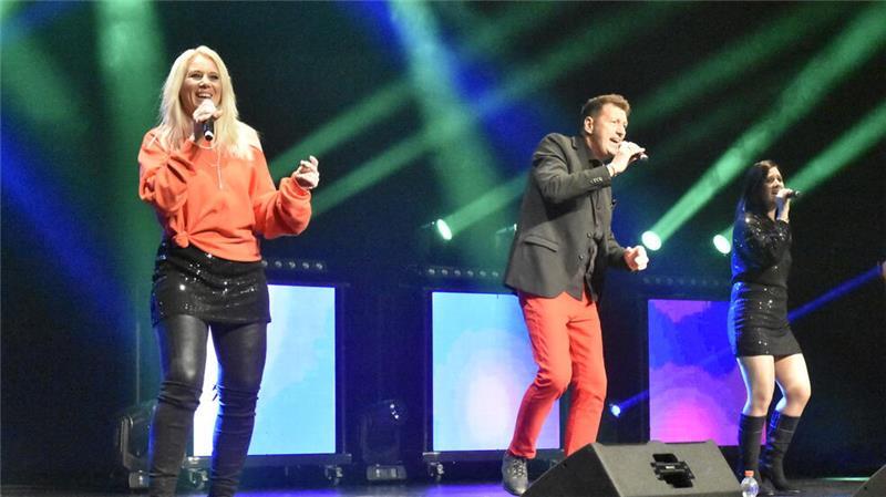 Das Trio Playa Rouge ist als Eisbrecher engagiert und heizt die Stimmung auf.