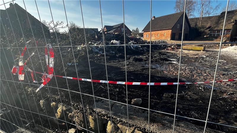 Das Trümmergrundstück ist mit Bauzäunen gesichert.