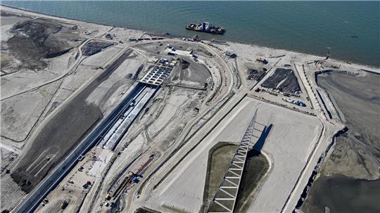 Das Tunnelportal auf der dänischen Seite markiert den Eingang zum Fehmarnbelt-Tunnel-
