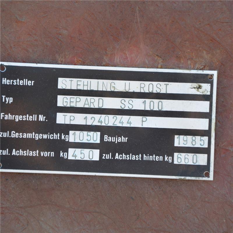 Das Typenschild weist Hersteller und das Baujahr 1985 aus.