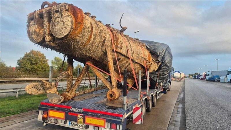 Wrackteile der U16 verlassen Cuxhaven: Neuer Ort weit entfernt Das U-Boot-Wrack U16 auf dem Weg über die A27