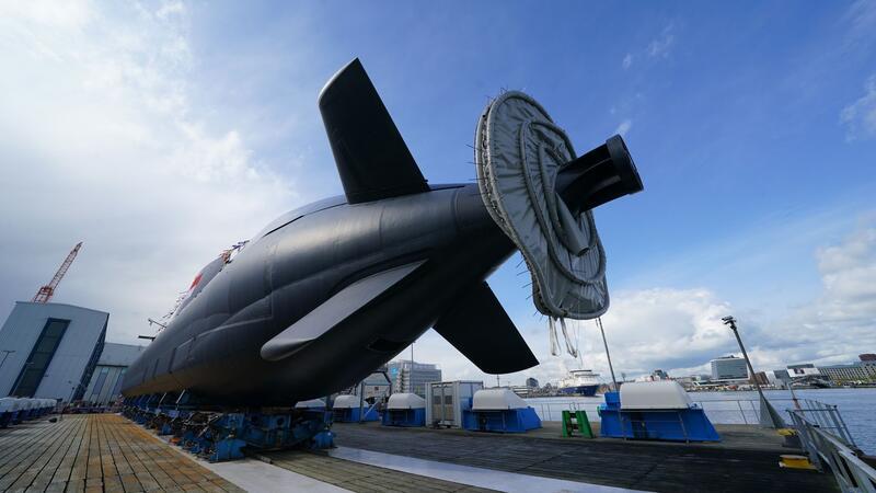 Das U-Boot vom Typ 218SG steht auf dem Werftgelände der Howaldtswerke-Deutsche Werft AG.