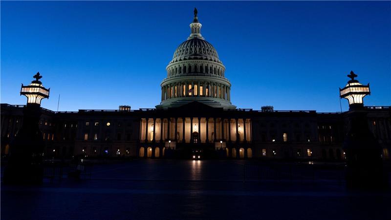 Das US-Kapitol ist bei Sonnenuntergang, einen Tag bevor das Repräsentantenhaus über einen Übergangshaushalt abstimmen soll.