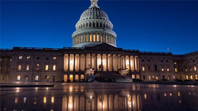 Das US-Kapitol ist in der Abenddämmerung vor der Rede von US-Präsident Trump vor einer gemeinsamen Sitzung des Kongresses in Washington beleuchtet.