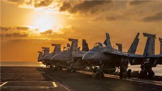 Das US-Militär nutzt für seine Angriffe unter anderem zwei Flugzeugträger. (Archivbild)