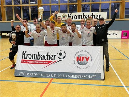 Das Ü40-Team des VfL Güldenstern Stade mit dem Siegerpokal. Die Stader blieben das ganze Turnier über ungeschlagen. Foto: NFV