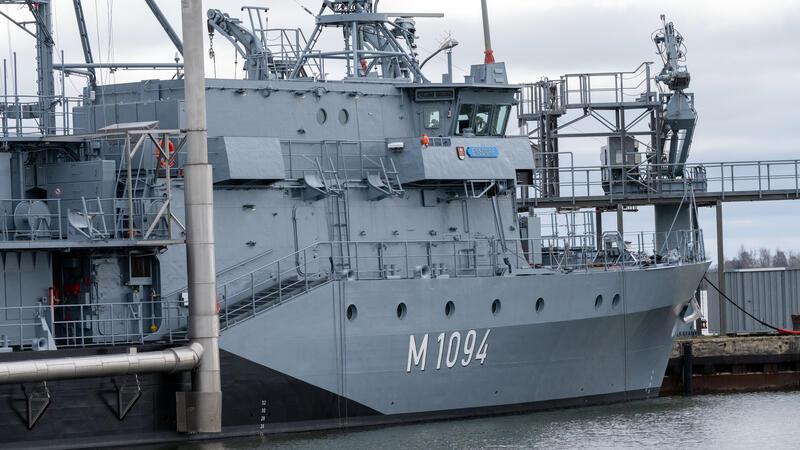 Das Übungsschiff "Ensdorf" liegt im Hafen der Marinetechnikschule (MTS) Parow.