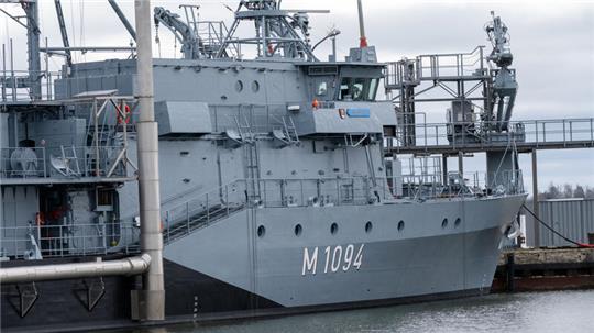 Das Übungsschiff "Ensdorf" liegt im Hafen der Marinetechnikschule (MTS) Parow.