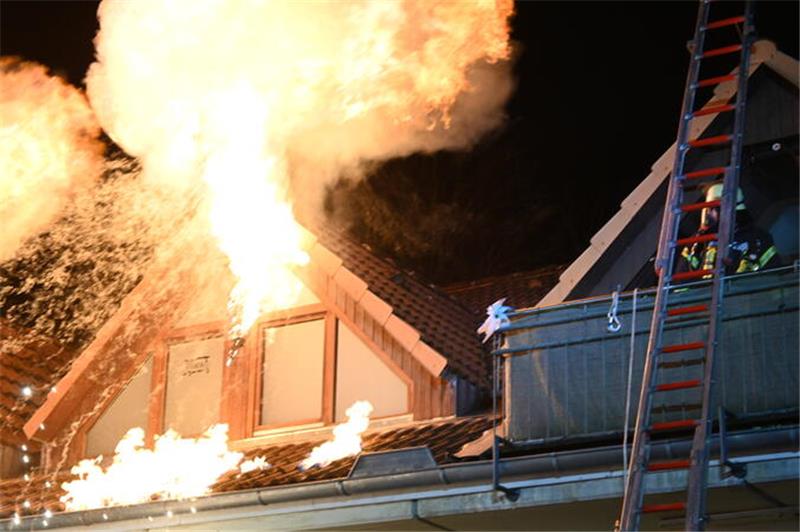 Fettexplosion: Großeinsatz in Horneburg Das Übungszenario: Eine Fettexplosion in der Küche hat die Wohnung in Brand gesetzt.