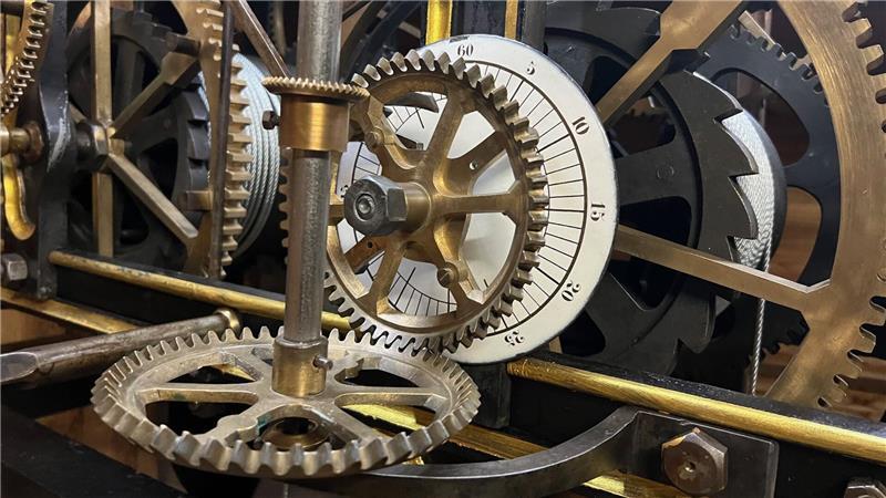 So haben zwei Männer Cosmaes alte Kirchenuhr in Schwung gebracht Das Uhrwerk.