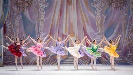 Das Ukrainian Classical Ballett bringt mit „Dornröschen“ ein drittes Märchen mit aufwendigen Kostümen und bunten Szenenbildern auf die Stadeum-Bühne.