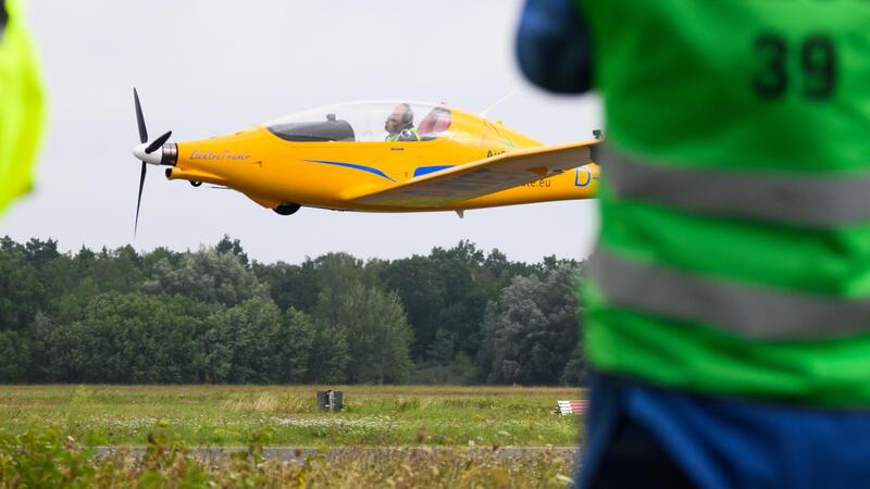 Erstes Elektroflugzeug landet in Hannover und Bremen Das Ultraleichtflugzeug des Herstellers Elektra Solar GmbH kann rund 2,5 Stunden in der Luft verbringen.