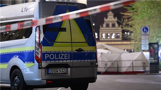 Das Umfeld des Tatorts bleibt noch bis zum späten Dienstagnachmittag gesperrt, weil die Polizei dort Spuren sichert.