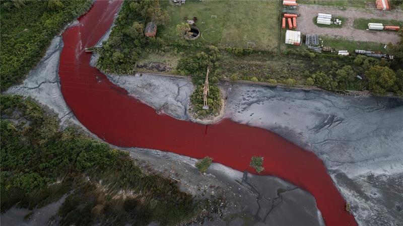 Das Umweltministerium der Provinz Buenos Aires entnahm Wasserproben zur chemischen Analyse.