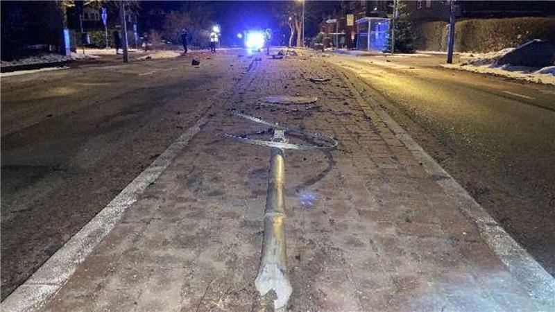 Das Unfallauto hat unter anderem ein Verkehrsschild überfahren.