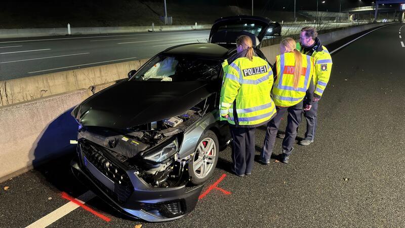 Das Unfallauto nach dem A7-Crash am Sonntagabend steht nach einem Dreher in falscher Richtung.