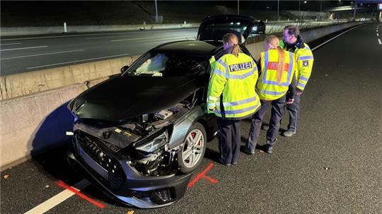 Das Unfallauto nach dem A7-Crash am Sonntagabend steht nach einem Dreher in falscher Richtung.