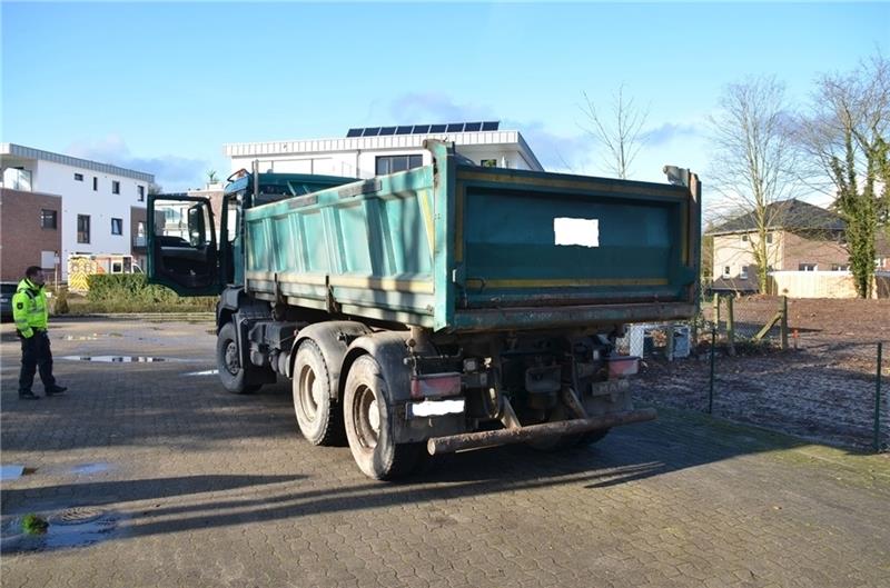 Das Unfallfahrzeug: Von diesem Lastwagen ist der Fußgänger überrollt worden.