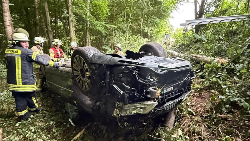 VW-Fahrer kommt in Buxtehude von der Straße ab – Fünf Verletzte Das Unfallfahrzeug kam in einer Böschung zum Liegen.