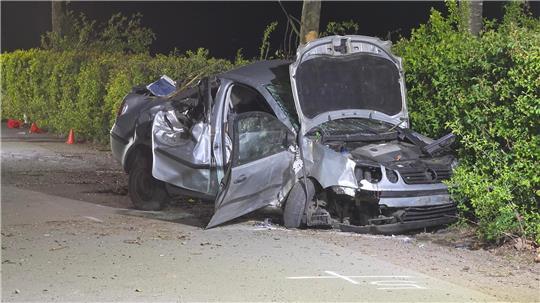 Das Unfallfahrzeug steht zerstört auf der Straße.