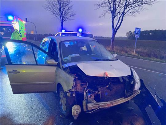 Das Unfallfahrzeug wurde auf der B 73 bei Düdenbüttel, Höhe Abzweig nach Hammah, an der Front beschädigt. Foto: Feuerwehr Düdenbüttel