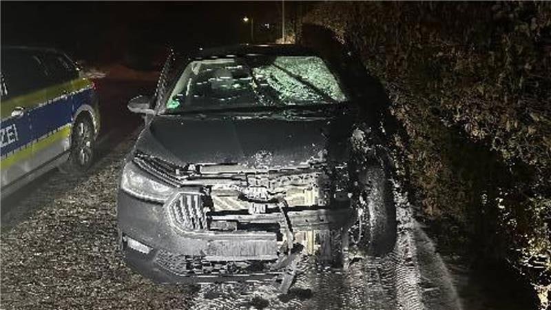 Das Unfallfahrzeug wurde in einem angrenzenden Wohngebiet zurückgelassen.
